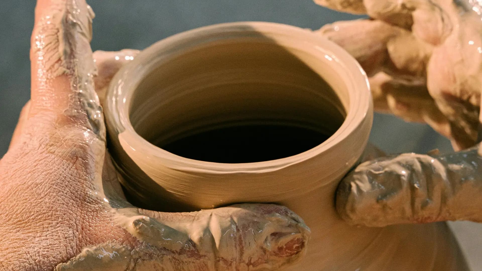 İstanbul Üsküdar Çamlıca'da Fluu Studio'da torna üzerinde seramik yapımı